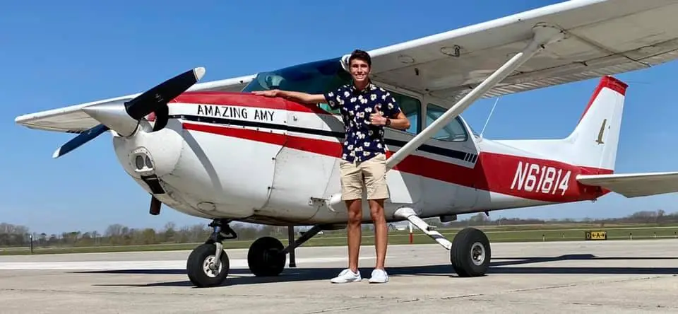 Student pilot standing in front of the Cessna 172 Amazing Amy